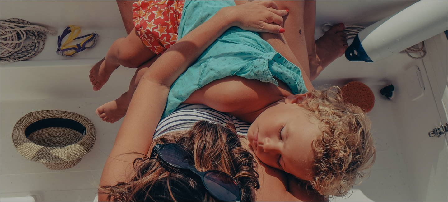 Madre e hijo abrazados