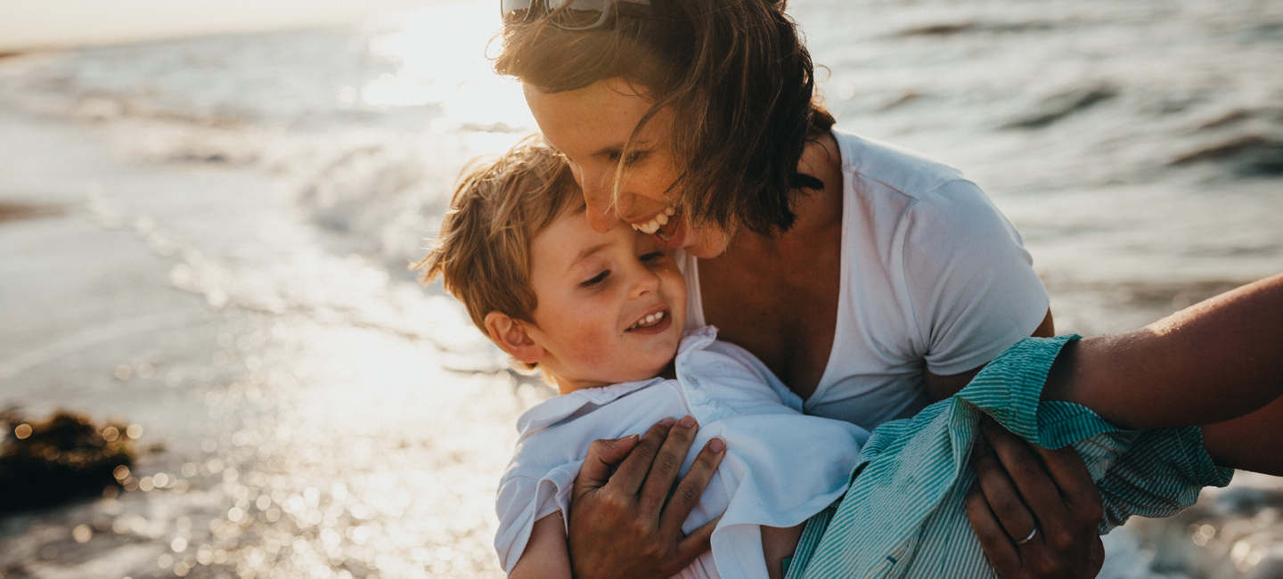 Madre e hijo abrazados
